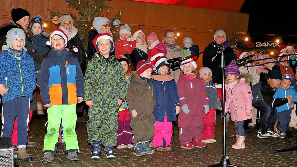 3. Weihnachtssingen auf Freilichtbühne Güsen, hier die Kitakinder.