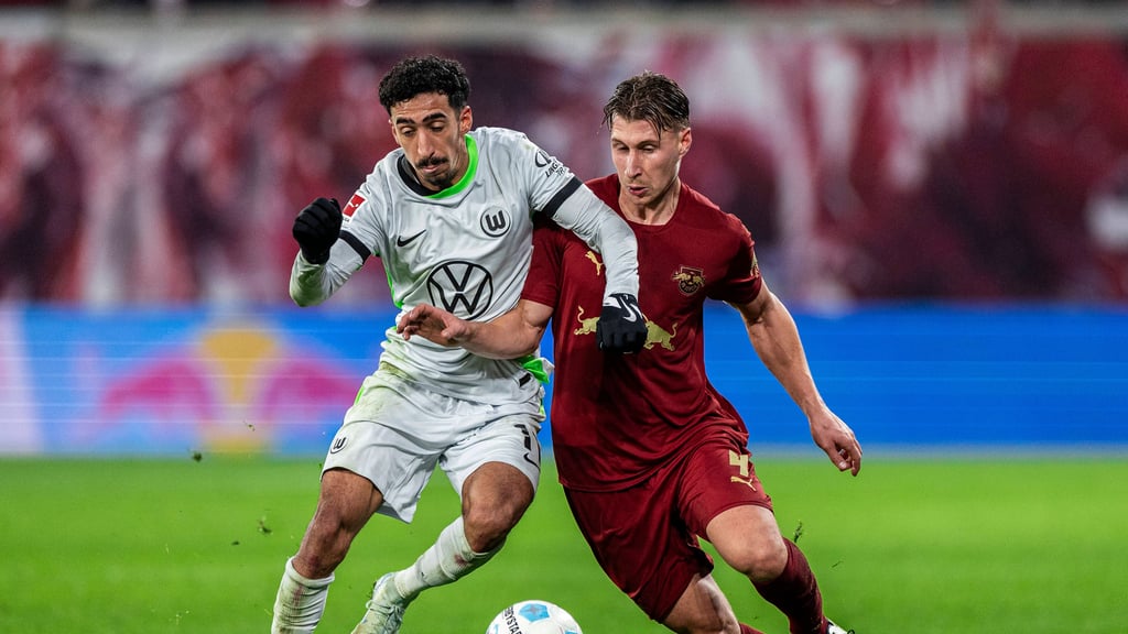 Leipzigs Willi Orban gegen Wolfsburgs Tiago Tomas.