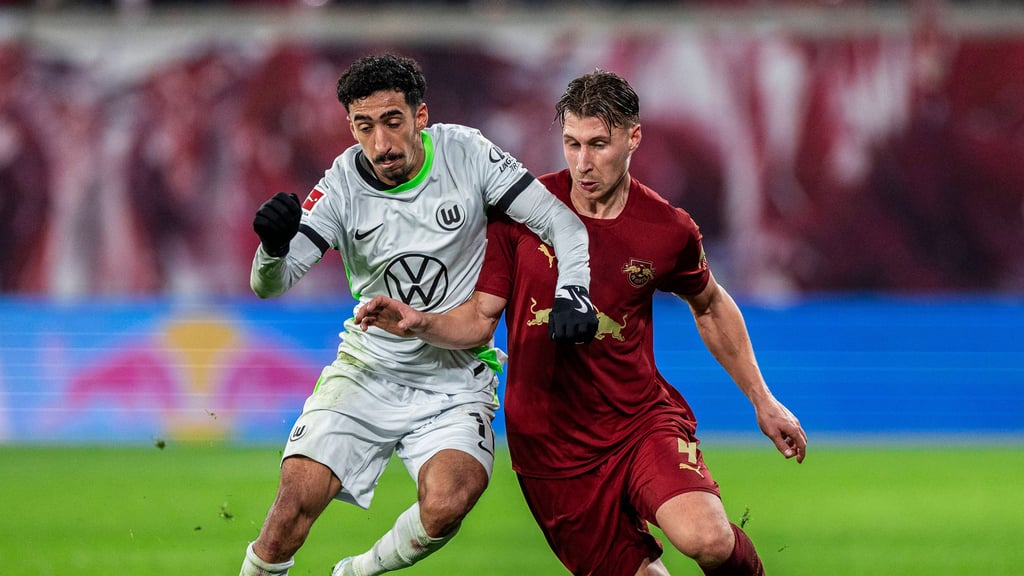 Leipzigs Willi Orban gegen Wolfsburgs Tiago Tomas.