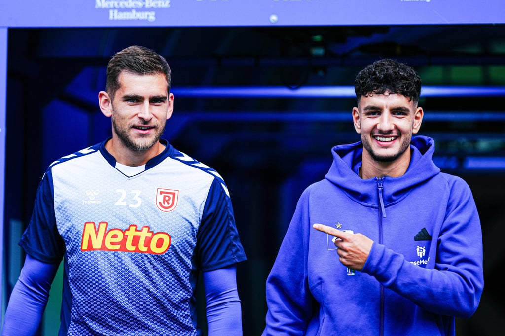 Die Ex-Magdeburger Julian Pollersbeck und Daniel Elfadli trafen sich beim Spiel Hamburger SV gegen Jahn Regensburg wieder.