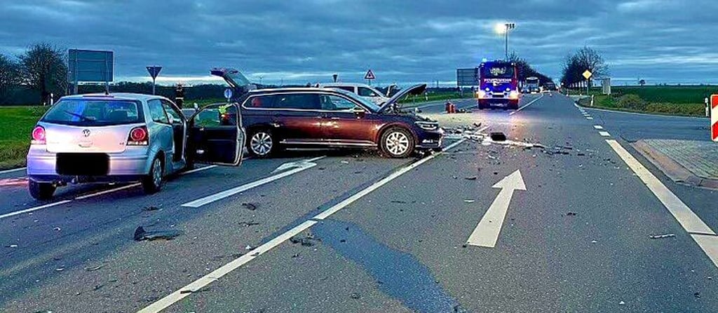 Schwerer Verkehrsunfall bei Zeitz Drei Verletzte bei Unfall auf der B