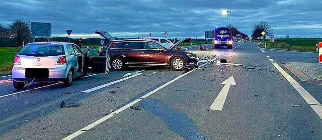 Schwerer Verkehrsunfall bei Zeitz Drei Verletzte bei Unfall auf der B