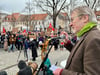 Während der Kundgebung „Bernburg bleibt bunt“ auf dem Karlsplatz in Bernburg hatte auch Pfarrer Johannes Lewek geredet. Ein 29-Jähriger war ihm dabei immer wieder ins Wort gefallen.