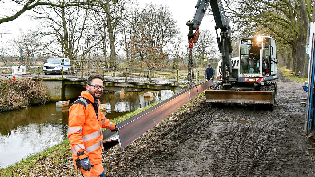 Polier Michael Fehle (vorn) von der Reaku Spezialbau GmbH und Mitarbeiter von der Ostbau GmbH aus Magdeburg bereiten alles vor, damit die kaputte Brücke in Kämkerhorst saniert werden kann.