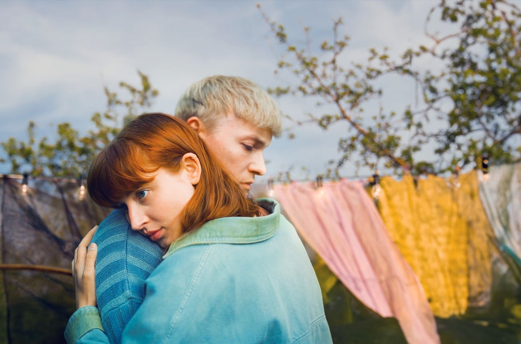 Gwen (Sina Genschel) und Adam (Julius Nitschkoff) öffnen ihre Beziehung.