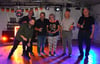 Achim Filipp, Lothar Oertel, Frank Teichmann, Günter Kowalewicz (v.l.) und Daniel Trottnow (vorn) feiern mit Fans das 50. Disco-Jubiläum.