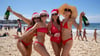 In Australien ist zu Weihnachten Sommer - und die Santas tummeln sich am Strand. (Archivbild)