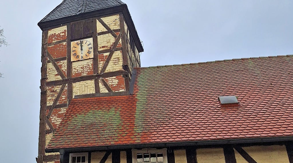 Die Uhr der Trippiglebener Kirche hat Symbolkraft: Für die Notsicherung ist es kurz vor 12 Uhr.