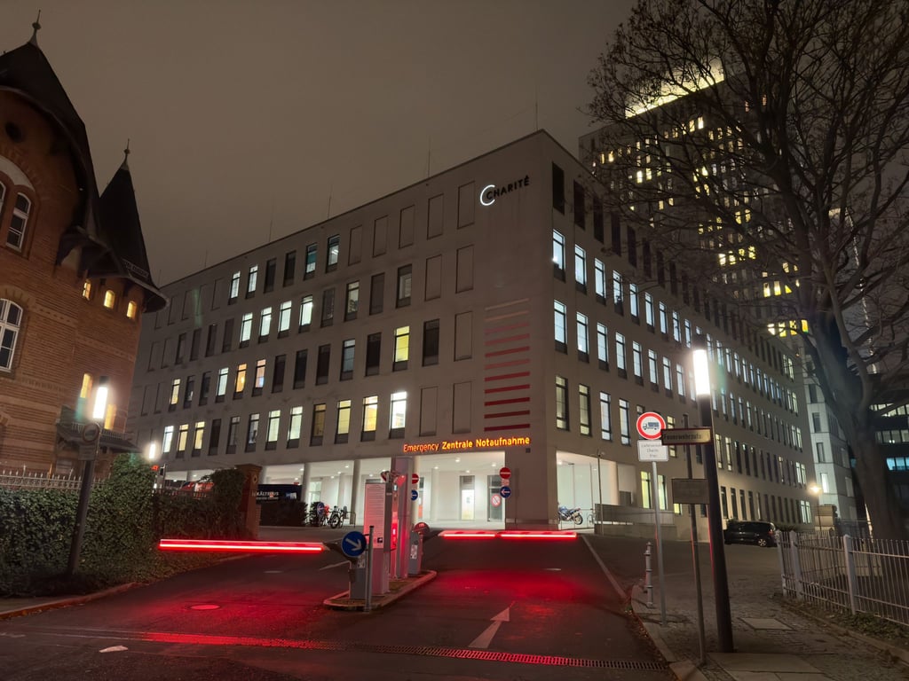 Die Frau wird nach Angaben ihres Sohnes in der Charité behandelt.