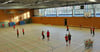 Schüler spielen auf dem neuen Boden in der Sporthalle Stadtsee in Stendal eine Runde Zweifelderball. 