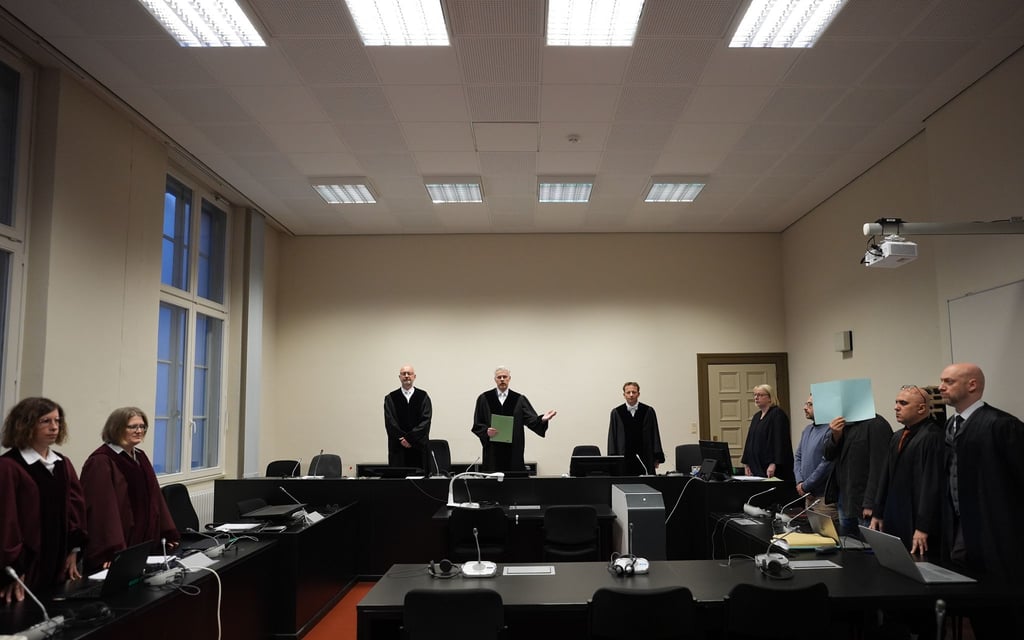 Der Angeklagte hat nach Feststellung des Gerichts als Milizenchef Zivilisten in Damaskus misshandelt und zu Zwangsarbeit gezwungen.