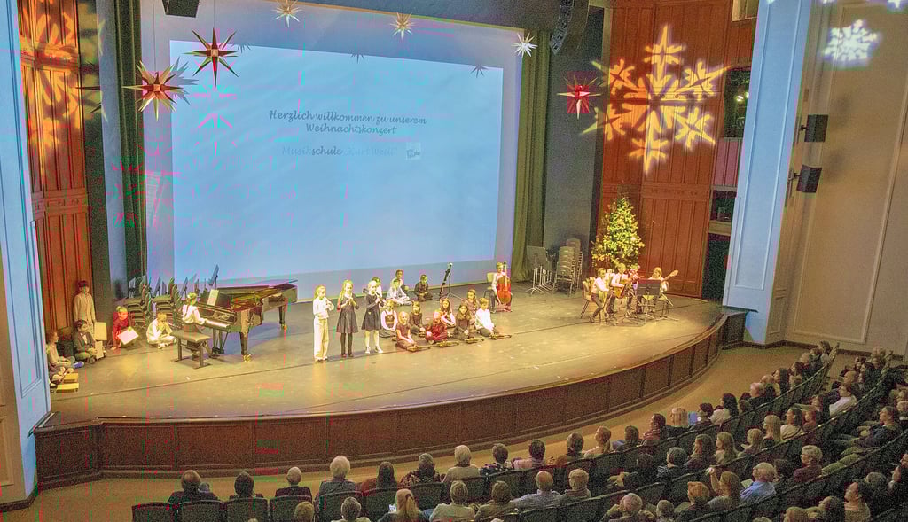 Eltern, Großeltern und Geschwister lauschen gespannt den weihnachtlichen Darbietungen der jüngsten Musikschüler.