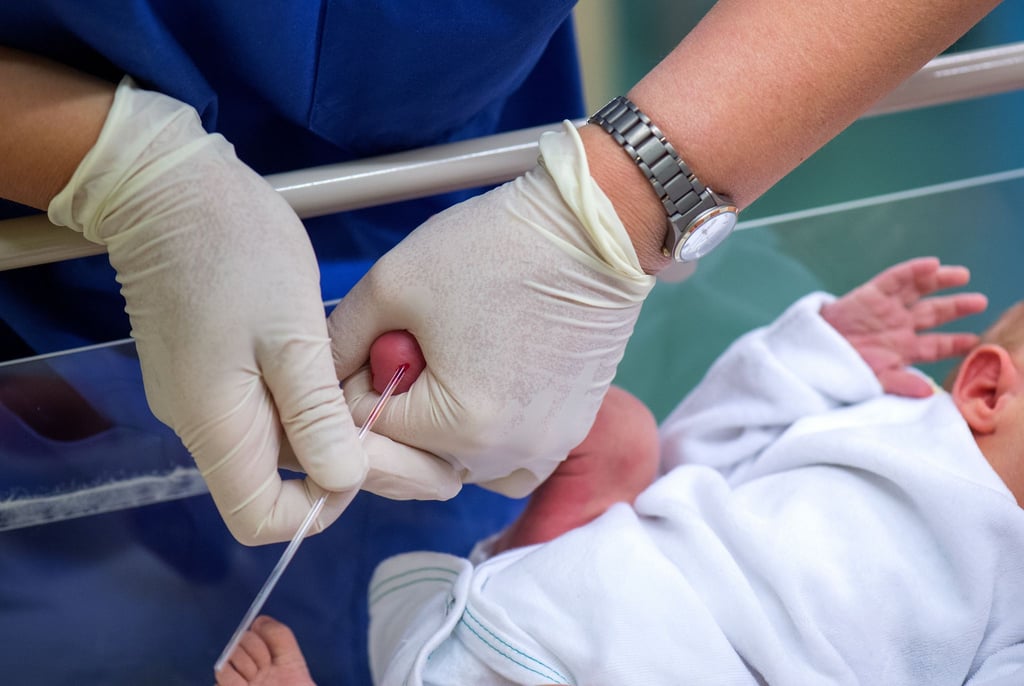 Für das Neugeborenen-Screening werden Babys ein paar Tropfen Blut entnommen, (Archivbild)