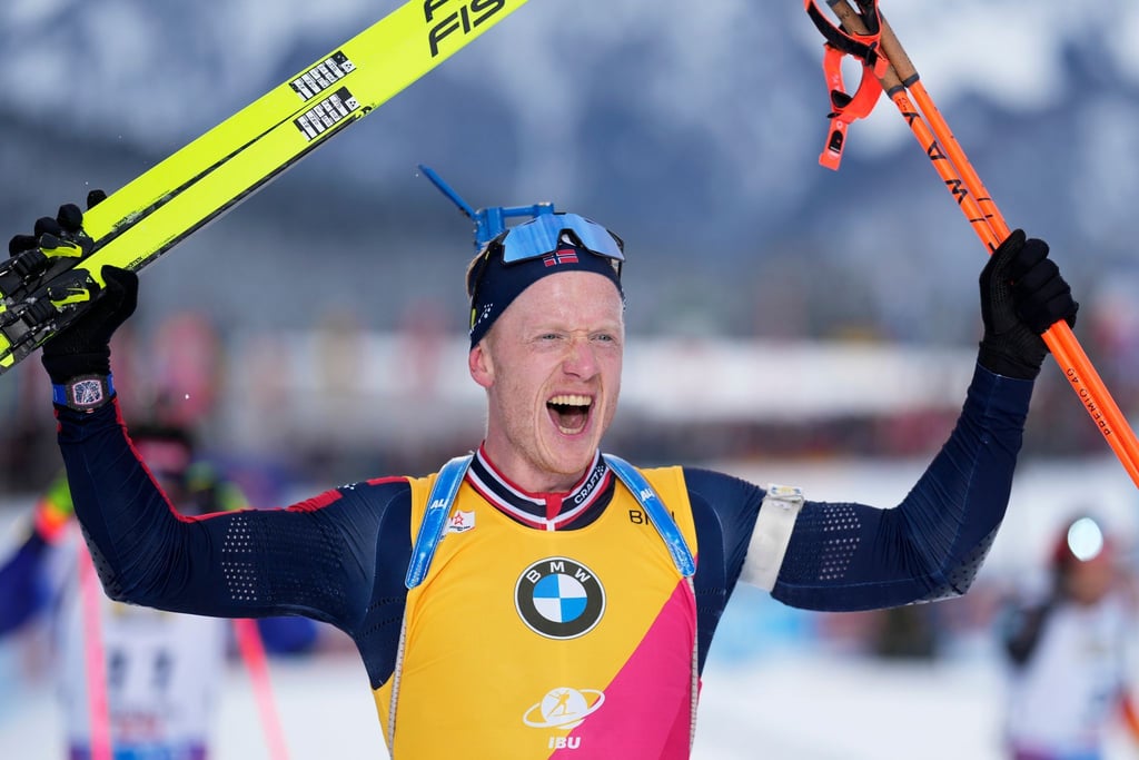 Auch Rekordweltmeister Johannes Thingnes Bö staunt über das schnelle Schießen seines jungen Teamkollegen.