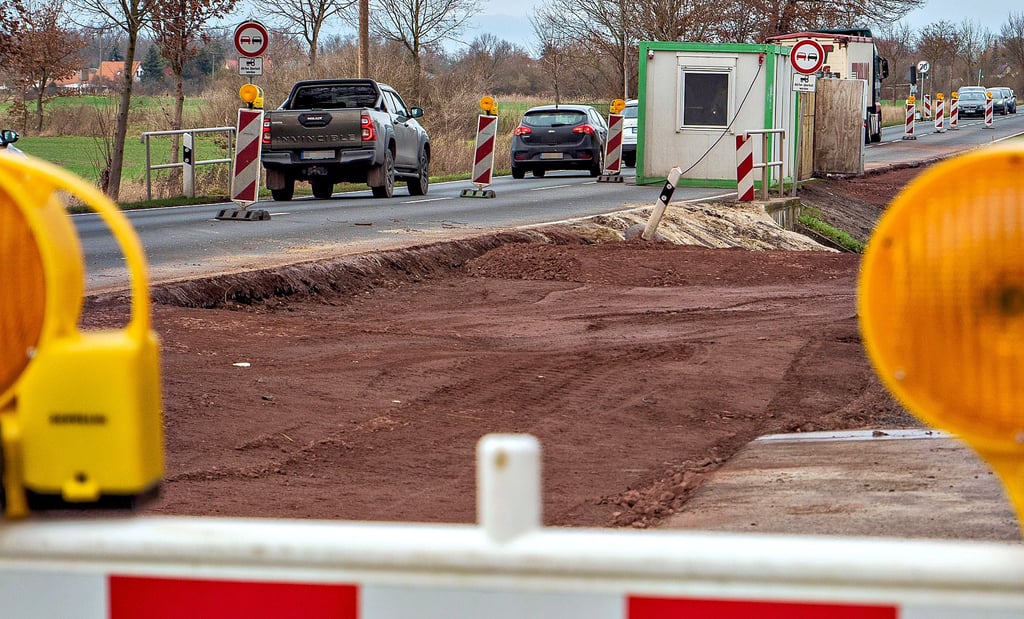 Die Bauarbeiten auf der B 184 bei Menz verzögern sich um rund einen Monat. Nasser, nicht tragfähiger Untergrund wird als Grund angegeben.