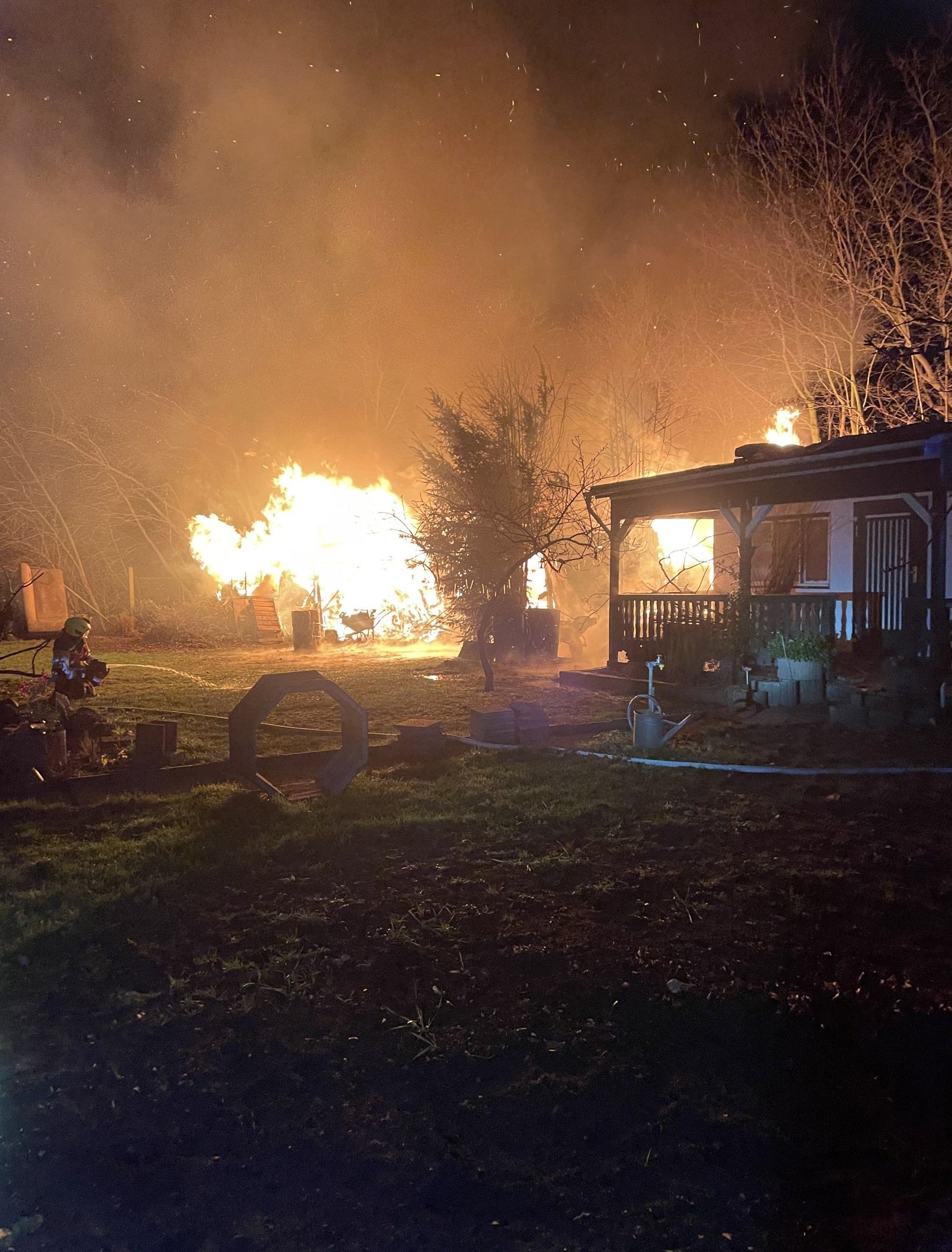 Brand bei BitterfeldWolfen Feuerwehr in Gartenanlage im Einsatz