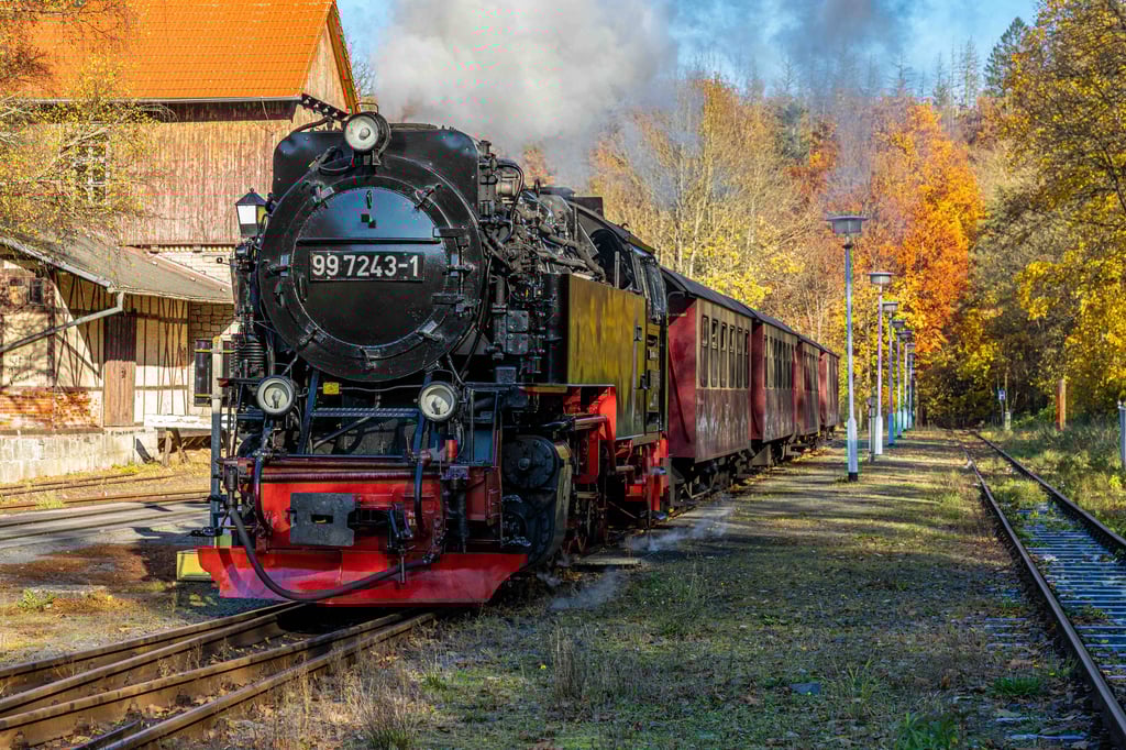 Ein Auto ist in Wernigerode mit einem Zug der Harzer Schmalspurbahn zusammengestoßen.