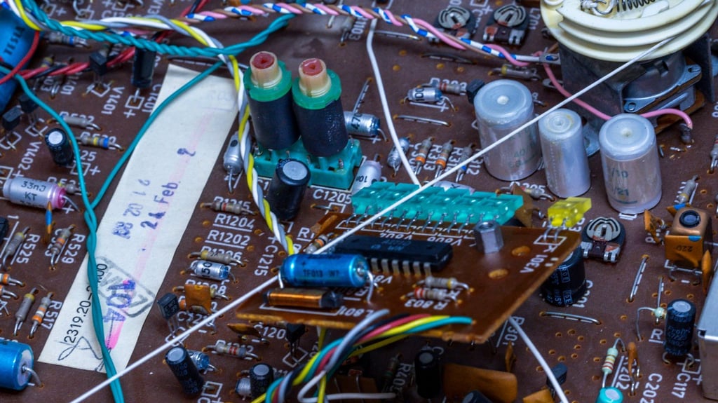 Eine Platine mit elektronischen Bauteilen aus einer Musikanlage der DDR-Firma RFT wird in einer kleinen Werkstatt für alte Radios, Schallplattenspieler oder HiFi-Anlagen repariert.