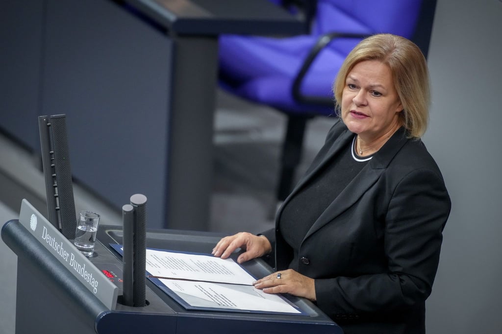 Bundesinnenministerin Nancy Faeser (SPD) verweist in ihrer Rede auf das Scheitern der Demokratie in der Weimarer Republik.