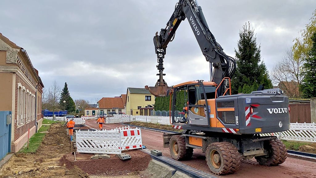 Die Bauarbeiten zur Sanierung in der Lindenstraße in Arneburg gehen voran.