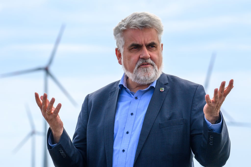 Sachsen-Anhalts Energieminister Armin Willingmann (SPD) sagt: Die Kommunen würden gern mehr Windparks ausweisen, doch sie warten auf das Akzeptanzgesetz. Dadurch bekämen Anlieger-Kommunen und Einwohner Zehntausende Euro für jedes neue Windrad.