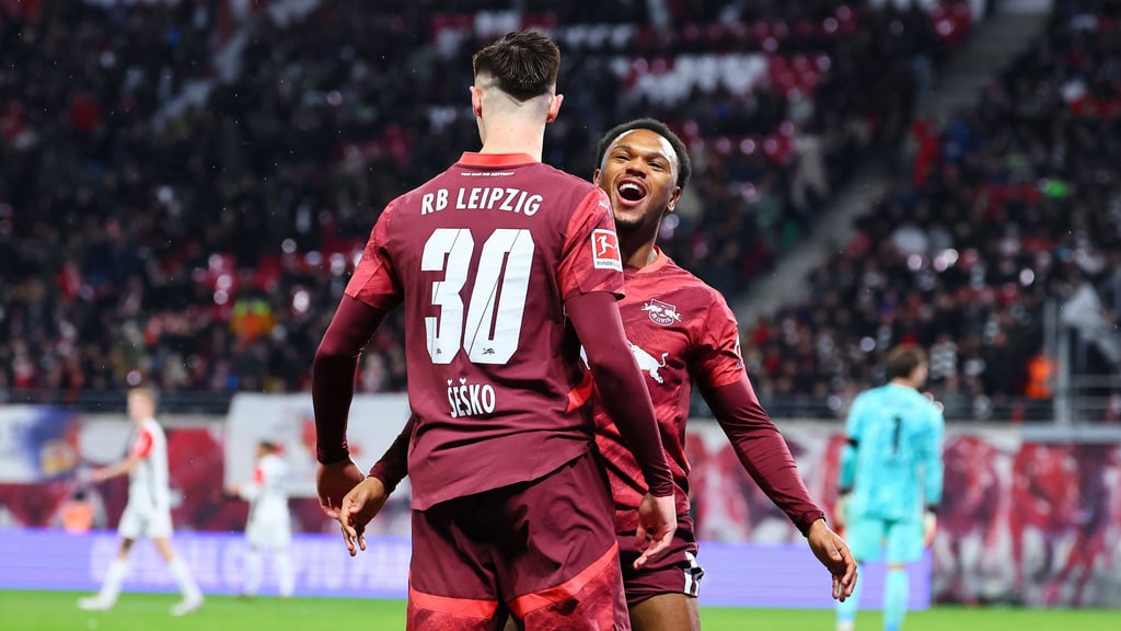 Jubeln wieder gemeinsam: Benjamin Sesko und Lois Openda.