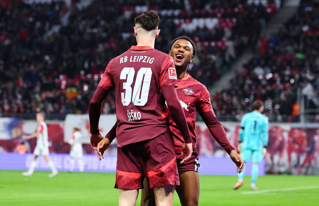 Jubeln wieder gemeinsam: Benjamin Sesko und Lois Openda.