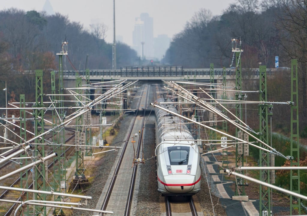 Auf der Riedbahnstrecke ist es zu einer Oberleitungsstörung gekommen (Symbolbild)
