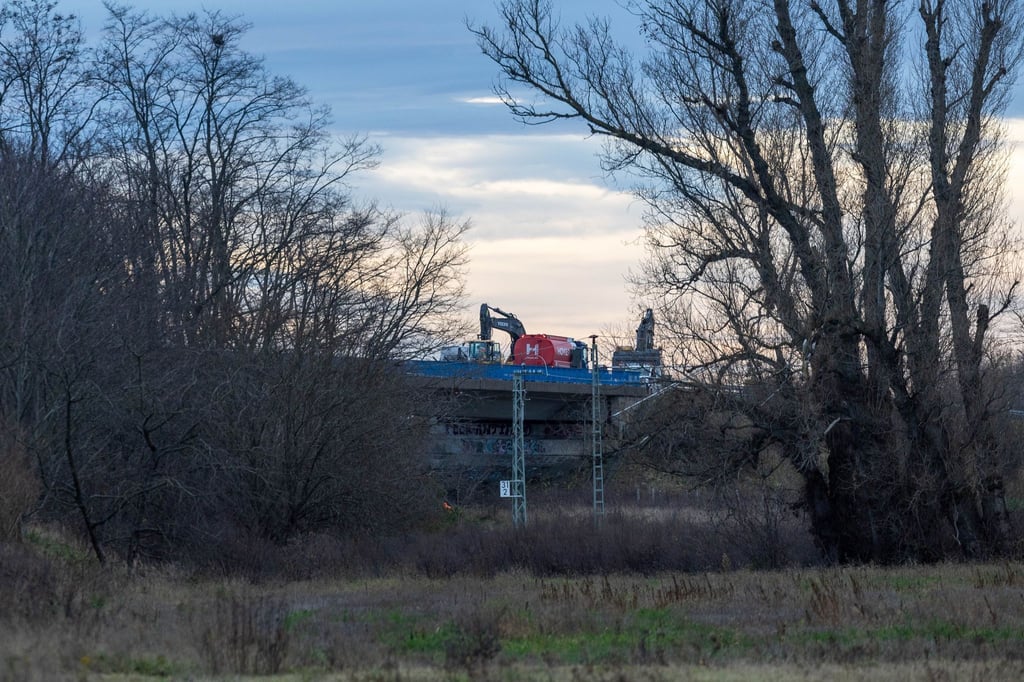 Die Abrissarbeiten an der Brücke an der B101 in Großenhain haben begonnen.