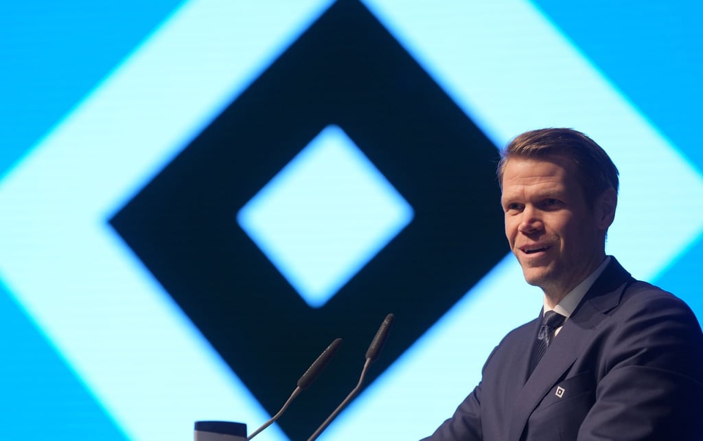 Finanzvorstand Eric Huwer vom Hamburger SV macht sich in der Diskussion um die Verteilung der TV-Gelder für eine stärkere Berücksichtigung der Traditionsclubs stark.