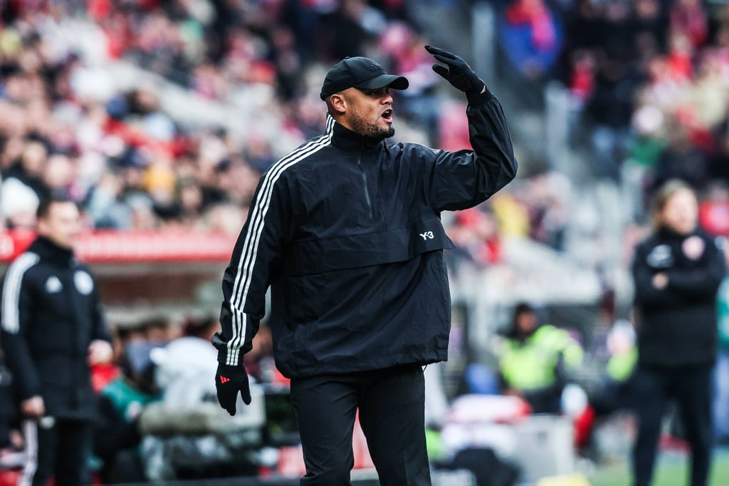 Vincent Kompany am Seitenrand bei einem Spiel des FC Bayern.