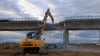 Die Abrissarbeiten an der Brücke an der B101 in Großenhain haben begonnen.