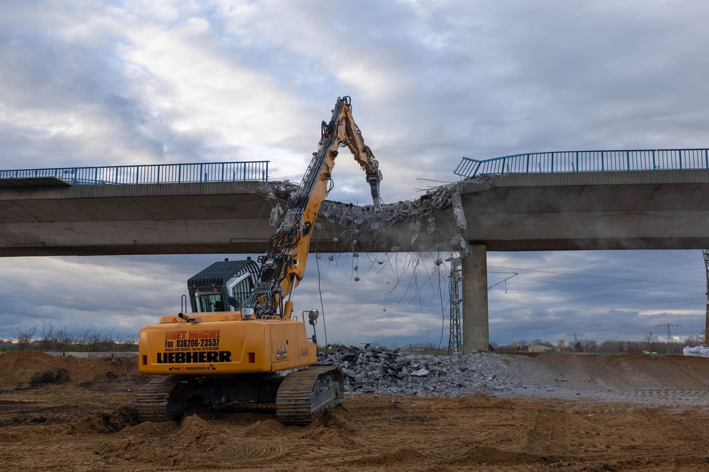 Die Abrissarbeiten an der Brücke an der B101 in Großenhain haben begonnen.