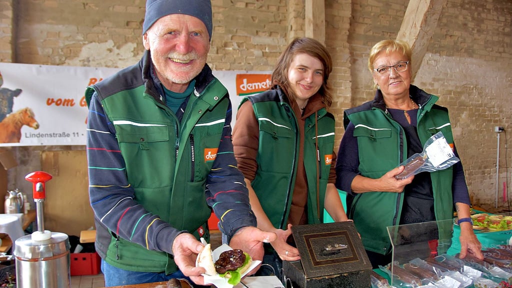 Galloway-Züchter Jörg Lauenroth-Mago, Alina Deperschmidt (Mitte), die ein freiwilliges ökologisches Jahr auf dem Hof in Rätzlingen absolviert und Ilona Wagner bieten auf dem Regionalmarkt in Etingen Bio-Fleischprodukte an.