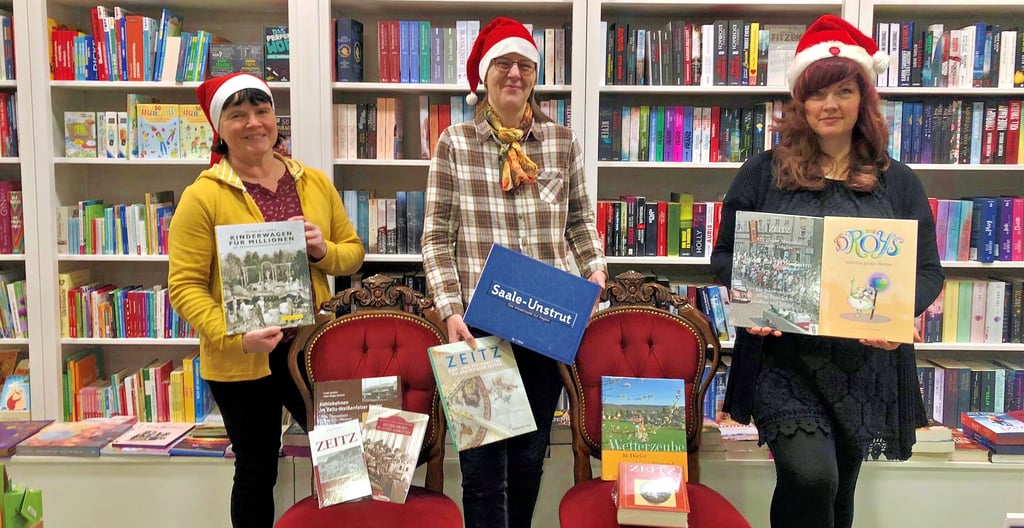In der Gutenberg-Buchandlung Zeitz haben Simone Neitz, Pia Lautenschläger und Inhaberin Sabine Mehland (von links) auch Bücher zu Zeitz und der Region im Angebot.