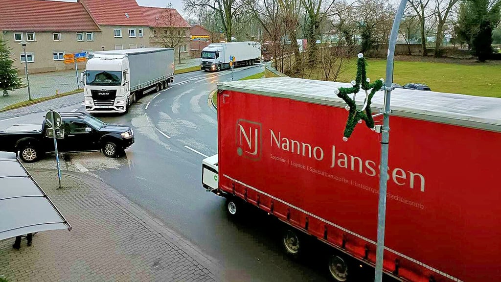Solche gefährlichen Verkehrszenen spielen sich derzeit nahezu täglich auf der B 1 vor der Apotheke in Erxleben ab.