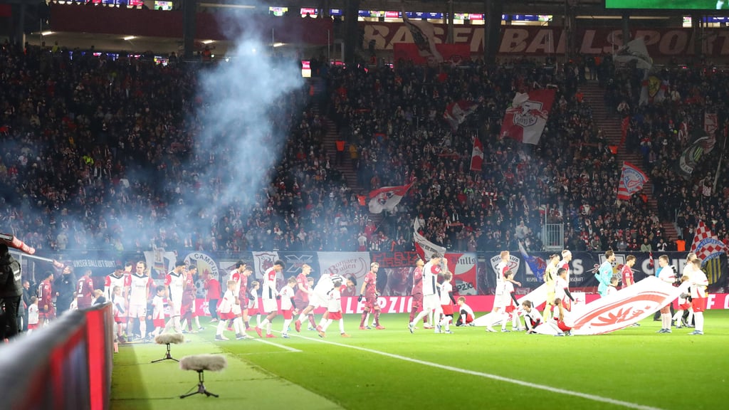 Rauch steigt auf, die Teams marschieren ein: RB-Fans müssen am Sonntag ran.