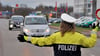 Bei einem Großkontrolltag hat die Polizei Stendal Fahrzeuge in der Arneburger Straße kontrolliert. 