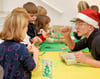 Aufmerksam folgen die Vorschulkinder den Anweisungen von Zehntklässler Arne. 