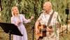 Silke Otte und Mario Romanow singen zusammen mit Sportlern, Trainern  und Besuchern Weihnachtslieder im Jahnstadion.