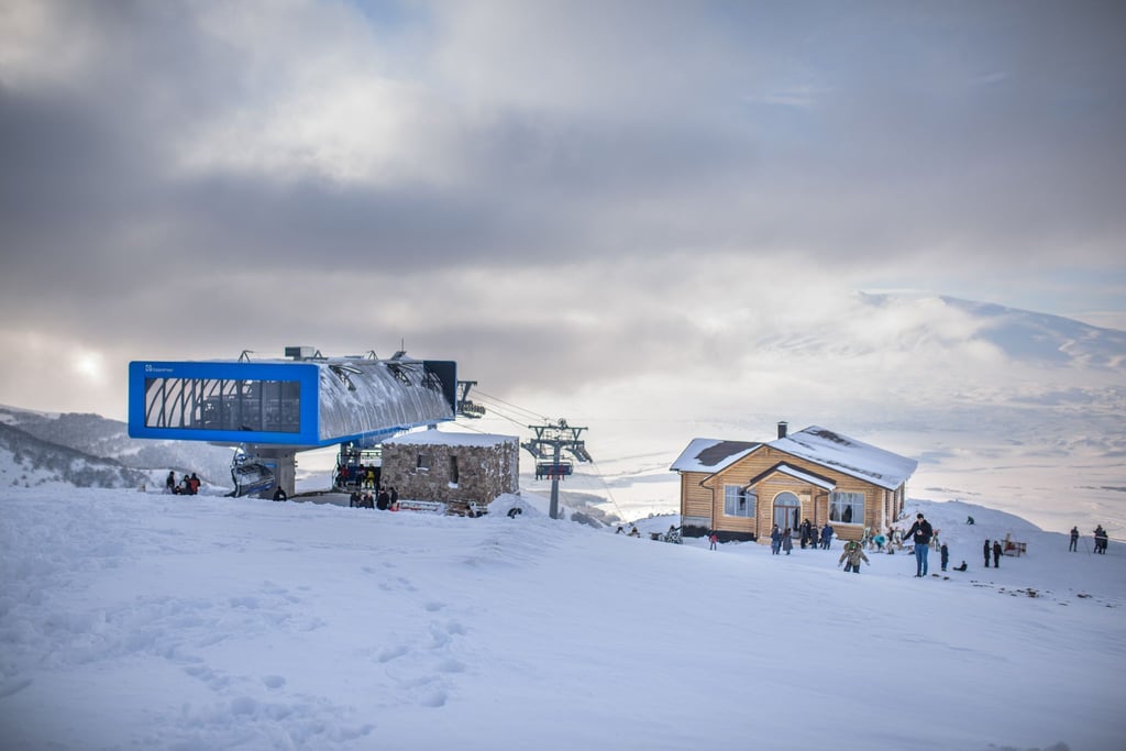 Im Skigebiet MyLer fährt neben dem bestehenden Sechser-Sessellift ab dieser Wintersaison auch eine Seilbahn mit Zehner-Gondeln.