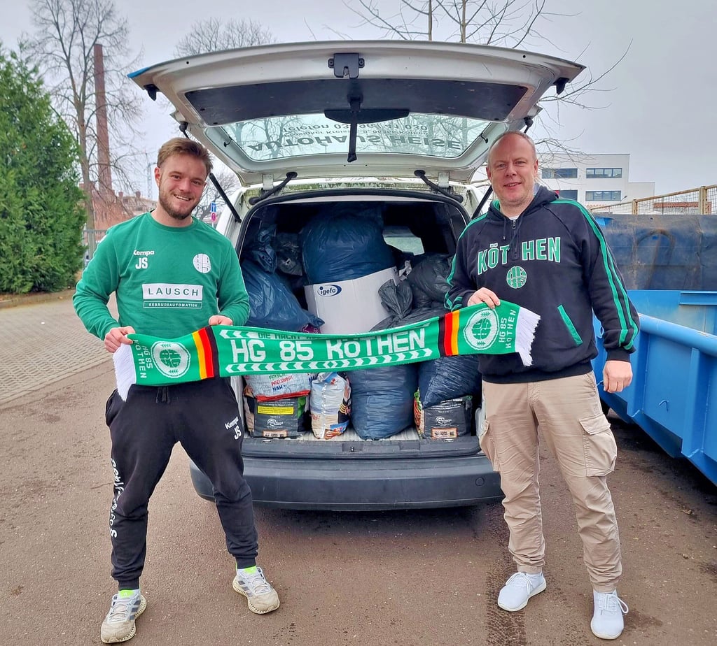 Joey (li.) und Mario Schimmelpfennig haben die Korken in Säcke verstaut und in einem Transporter nach Magdeburg gebracht.