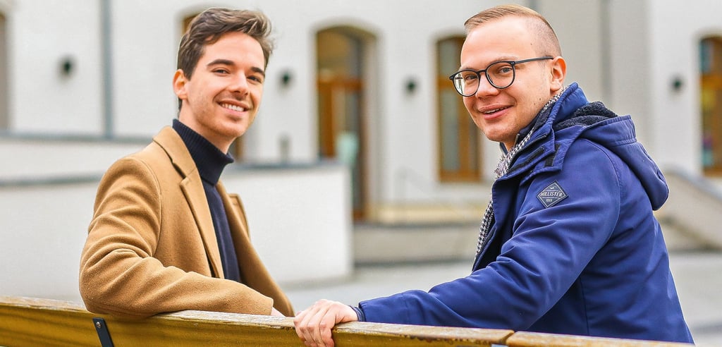 Die Idee hatte CDU-Stadtrat Lucas-Leon Essel (r.). Unterstützt wird er unter anderem vom Jungpianisten Felix Walburg.