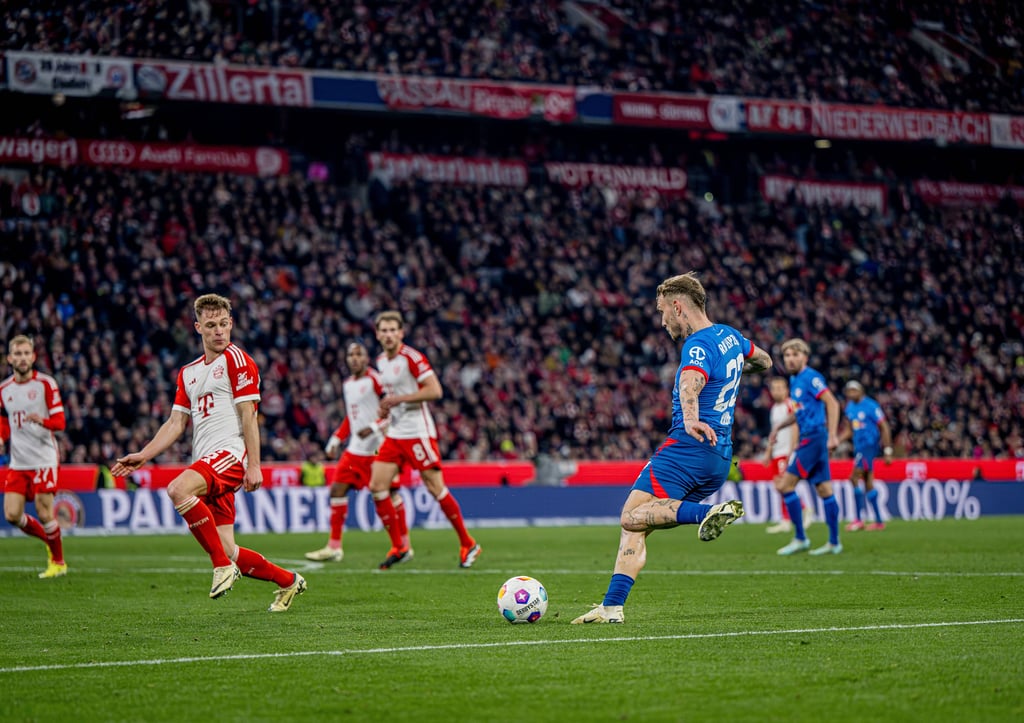 David Raum schlägt im Spiel gegen Bayern eine Flanke.
