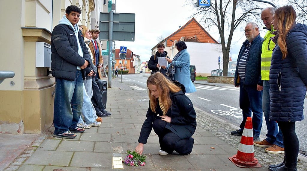 Mit Hilfe von Spenden konnten in der Hornhäuser Straße in Oschersleben neue Stolpersteine verlegt werden.