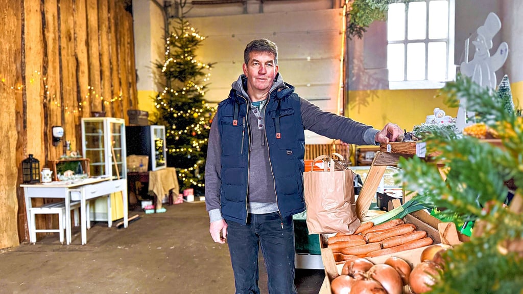 Markus Bösch steht in seinem beschaulichen Hofladen in Rotta und zeigt, was Regionalität für ihn bedeutet: frische Produkte, liebevoll ausgewählt, und ein ehrliches Versprechen an seine Kunden.