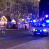 Einsatzkräfte von Rettungsdiensten sind im Einsatz auf dem Weihnachtsmarkt in Magdeburg. Auf dem Weihnachtsmarkt in Magdeburg ist ein Autofahrer in eine Menschengruppe gefahren.