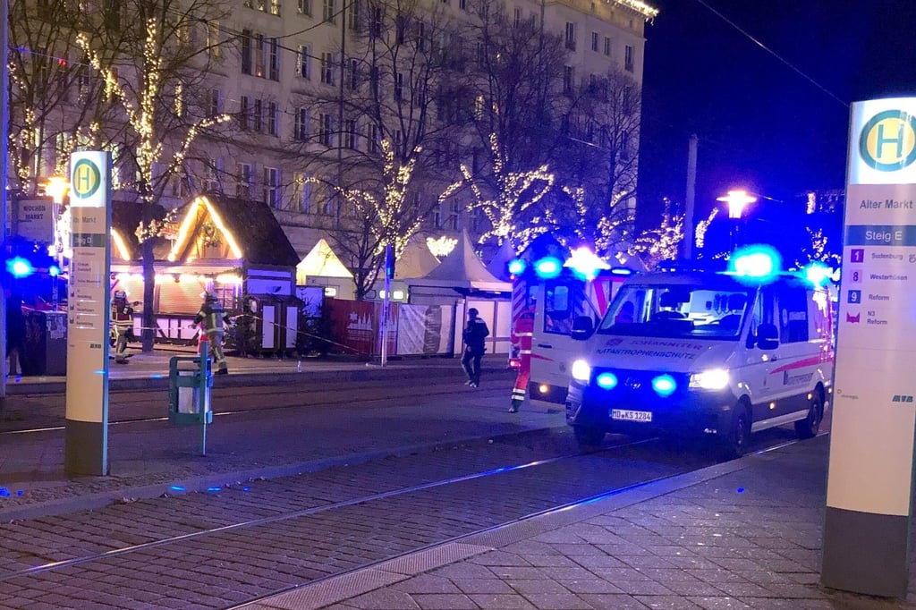 Einsatzkräfte von Rettungsdiensten sind im Einsatz auf dem Weihnachtsmarkt in Magdeburg. Auf dem Weihnachtsmarkt in Magdeburg ist ein Autofahrer in eine Menschengruppe gefahren.