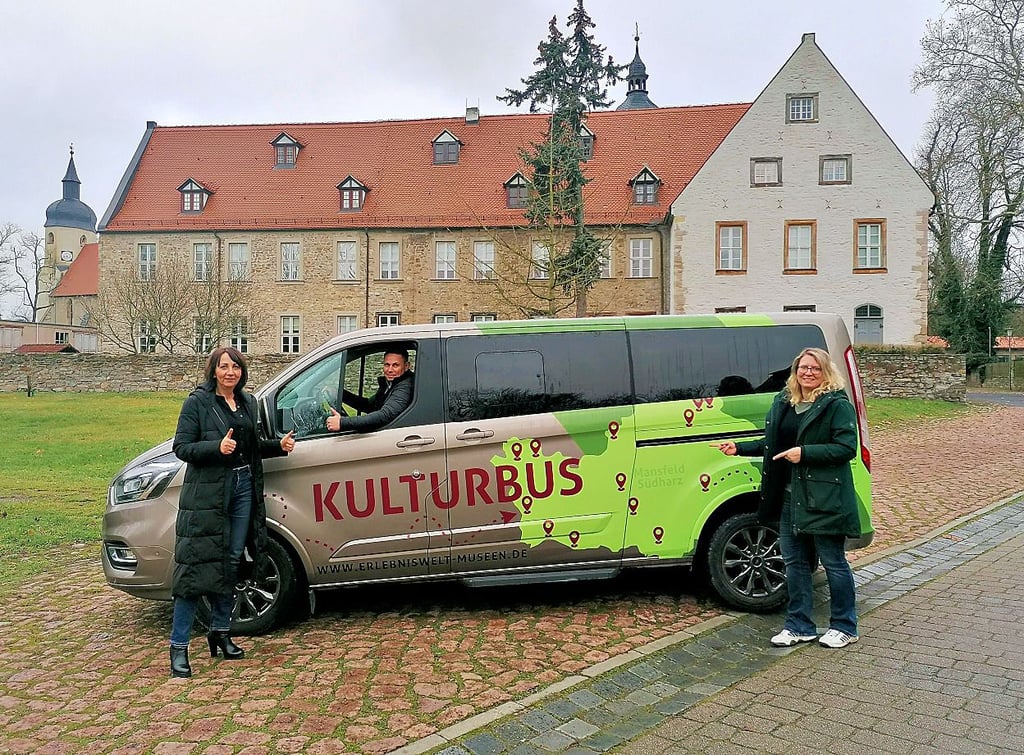 Das Team von Erlebniswelt Museen mit dem neugestalteten Vereinsbus, der im gesamten Landkreis zum Einsatz kommen soll.