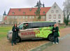 Das Team von Erlebniswelt Museen mit dem  neugestalteten Vereinsbus, der  im gesamten Landkreis zum Einsatz kommen soll.